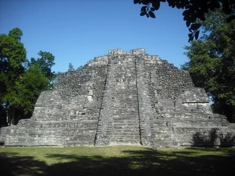 Symmetrical frontal temple view — Costa Maya, Mexico — Chacchoben Maya Ruins