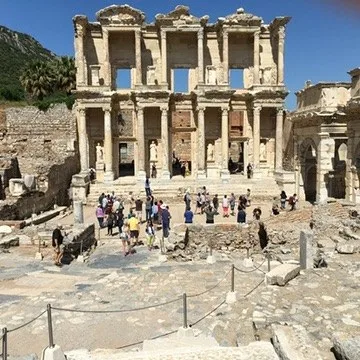 Wide plaza view of the library and ruins — Ephesus, Türkiye — Library of Celsus