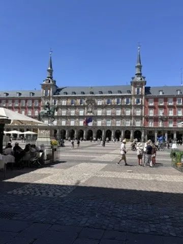 Open square and landmark façades — Madrid, Spain — Plaza Mayor