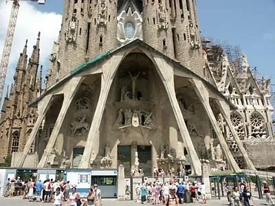 Full exterior façade and entrance — Barcelona — Sagrada Família