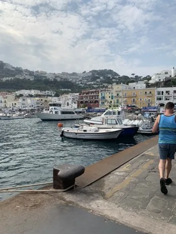 Colorful waterfront and boats — Capri, Italy