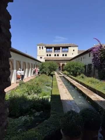 Reflecting pool and palace garden — Granada — Alhambra