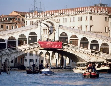 Rialto Bridge with boats passing below — Venice — Rialto Bridge