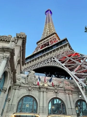 Close architectural view of the Eiffel Tower — Paris — Eiffel Tower