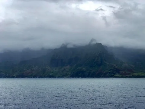 Misty Hawaiian mountain coast — Hawaii