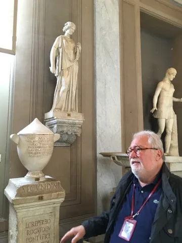 Scott among the Vatican sculptures — Vatican Museums