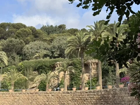 Park Güell — Barcelona — the landmark in its setting